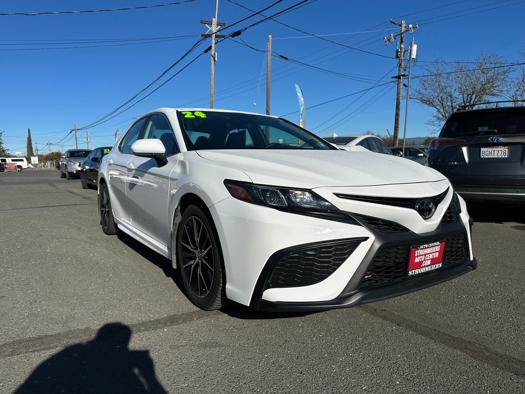2024 Toyota Camry SE's photo