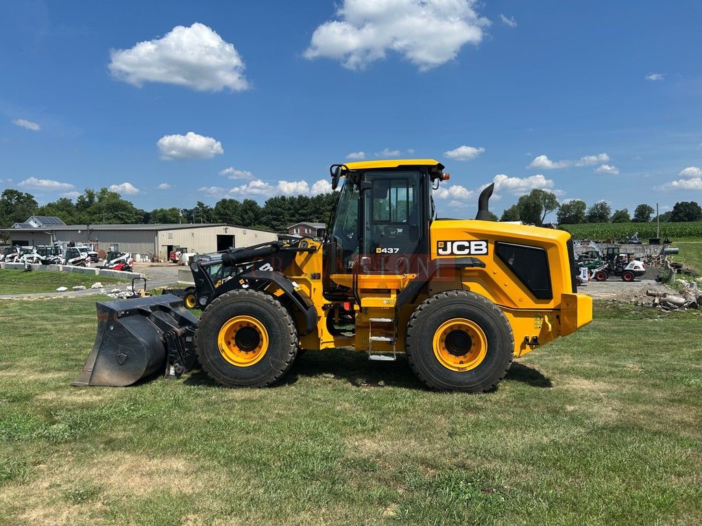 2023 JCB 437 ZX