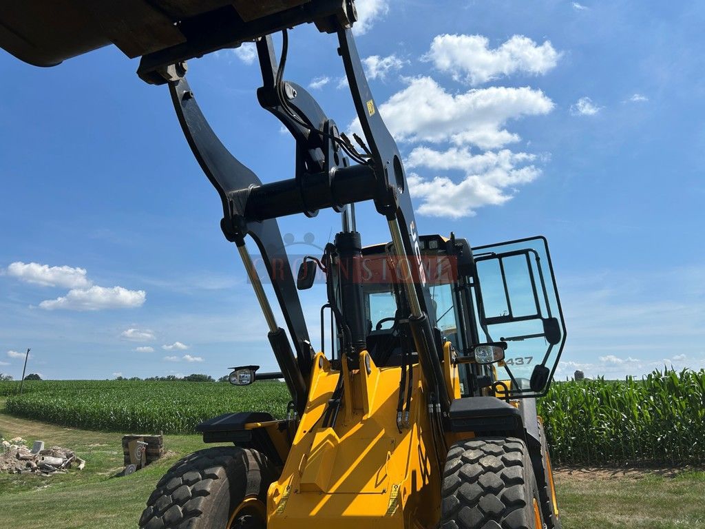 2023 JCB 437 ZX