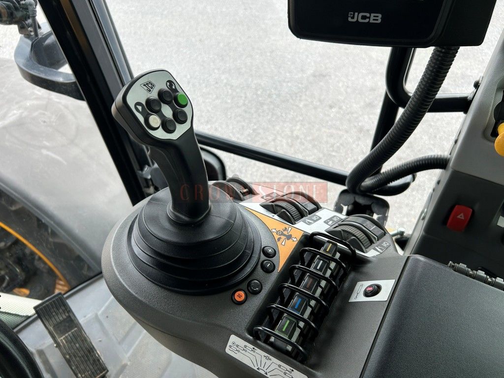 2022 JCB FASTRAC 4220