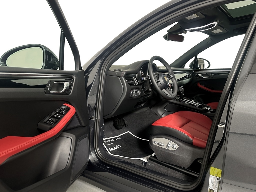 2026 Porsche Macan T - Photo 11