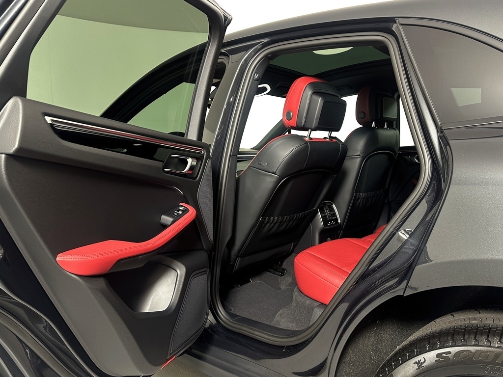 2026 Porsche Macan T - Photo 12