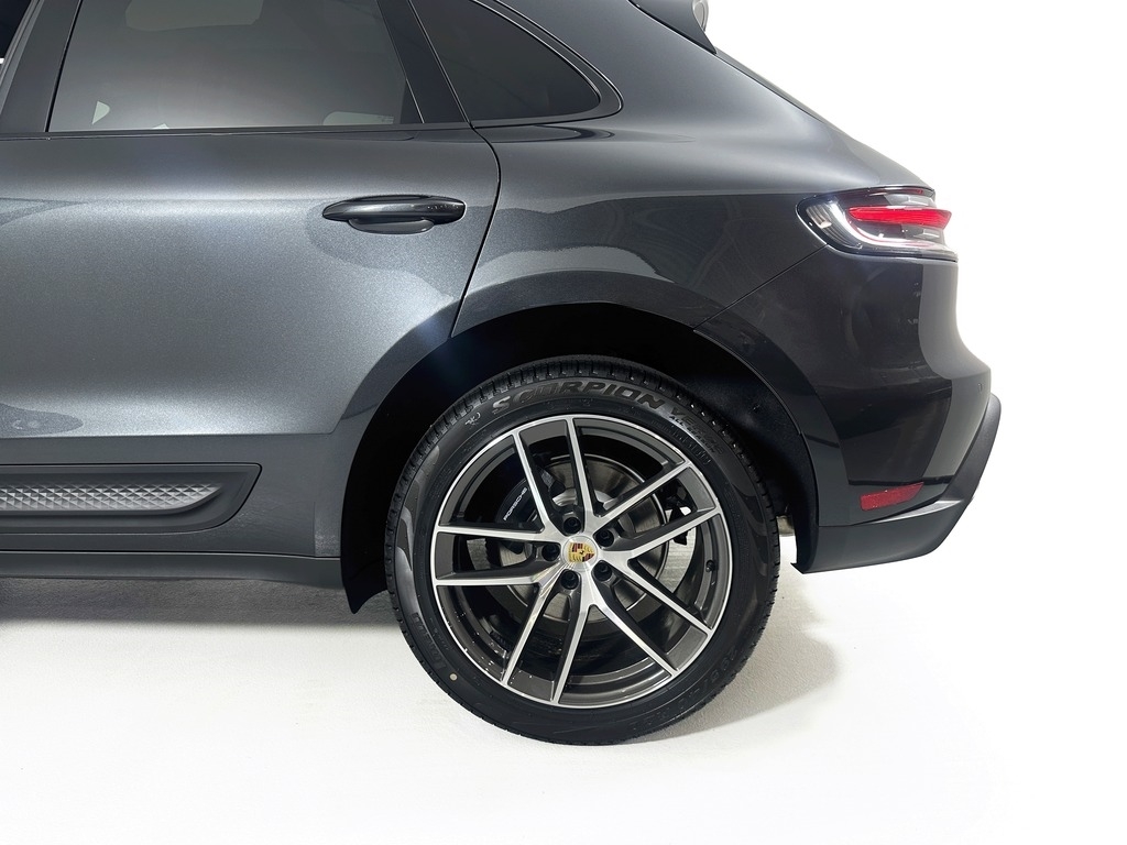 2026 Porsche Macan T - Photo 13