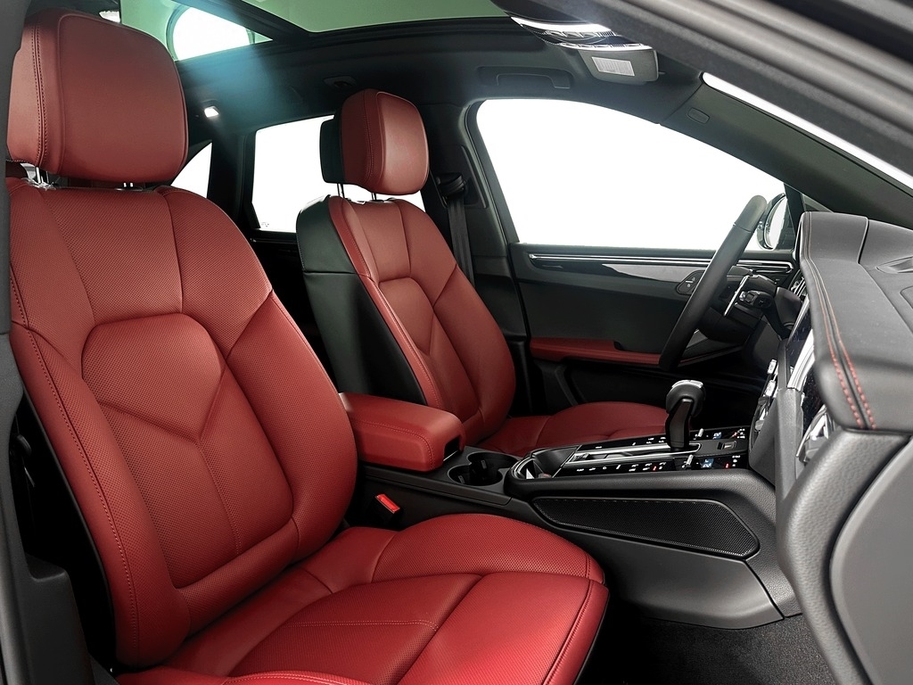 2026 Porsche Macan T - Photo 17