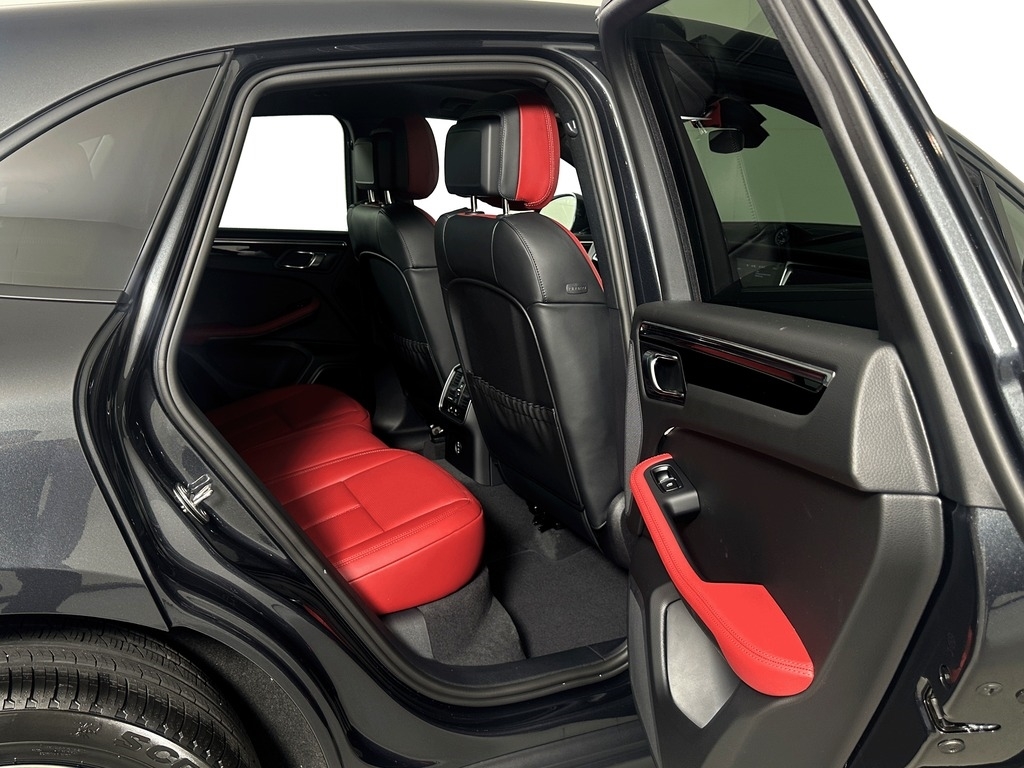 2026 Porsche Macan T - Photo 18