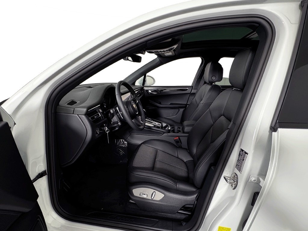 2026 Porsche Macan T - Photo 9