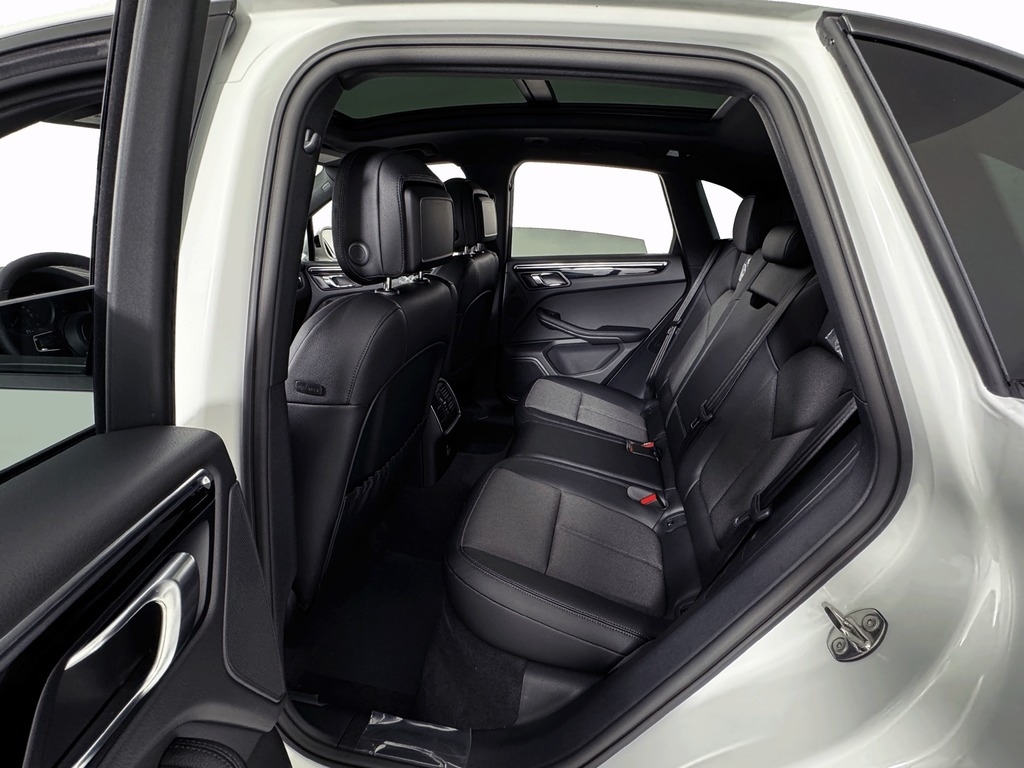 2026 Porsche Macan T - Photo 10