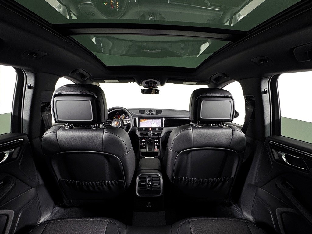 2026 Porsche Macan T - Photo 11