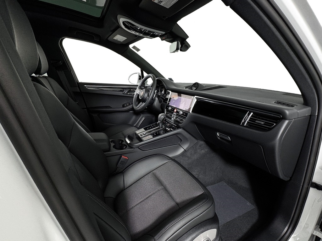 2026 Porsche Macan T - Photo 12