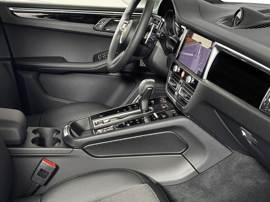 2026 Porsche Macan T - Photo 16