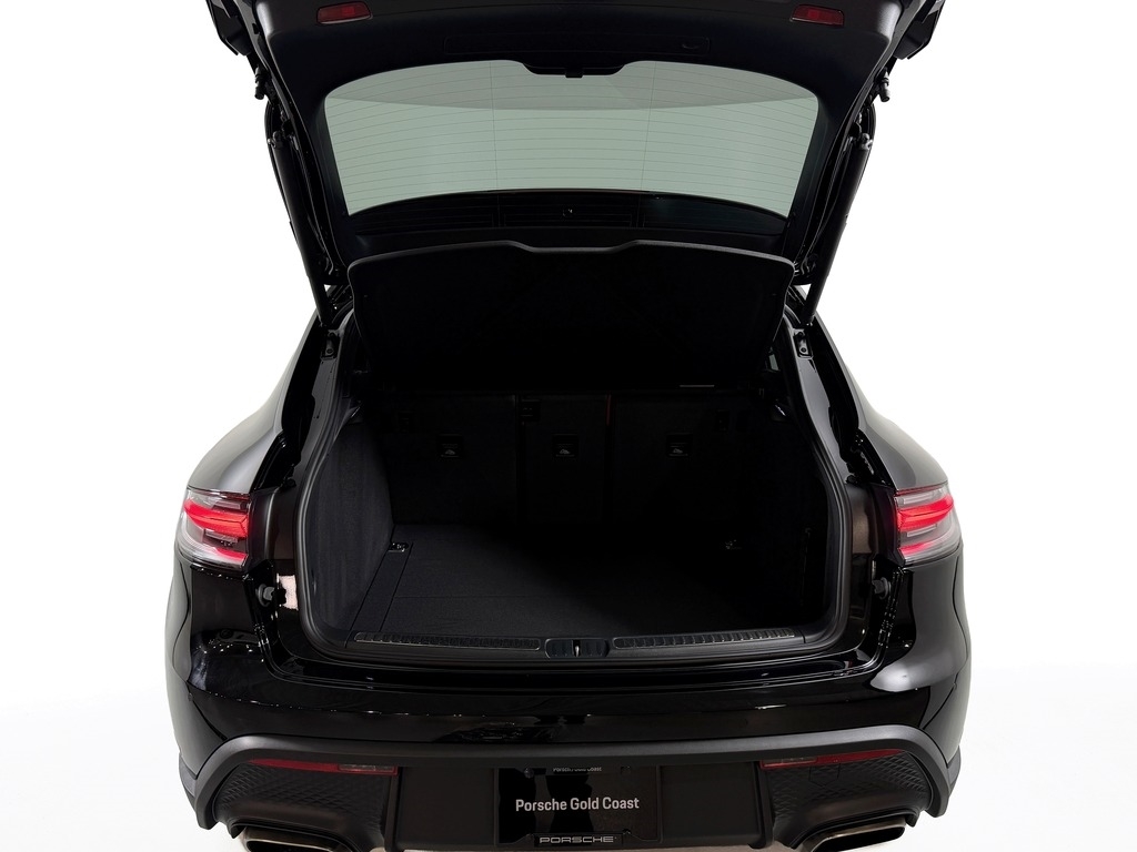 2026 Porsche Macan T - Photo 8