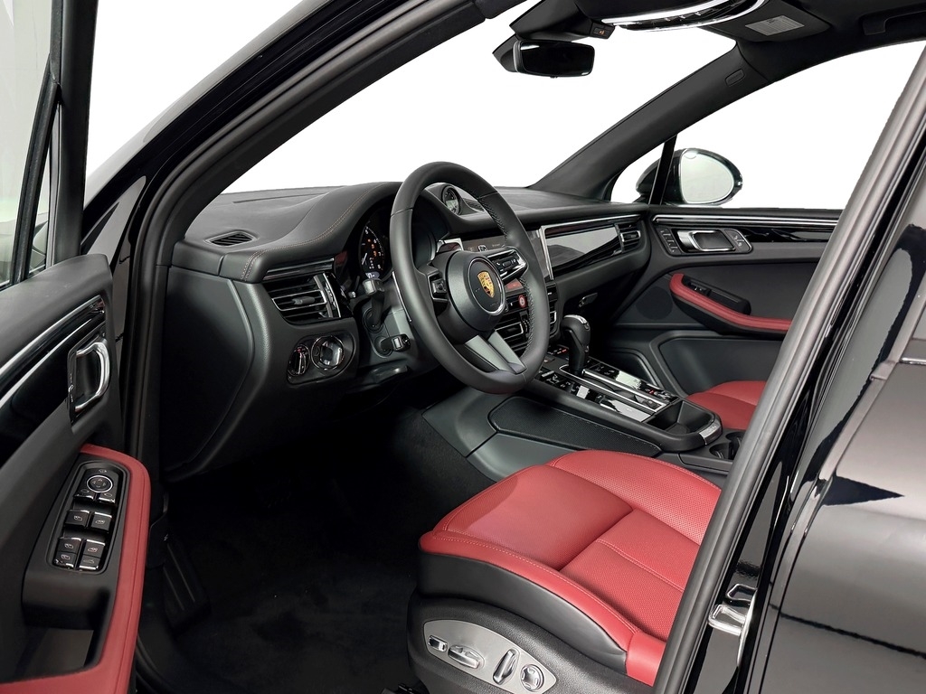 2026 Porsche Macan T - Photo 9