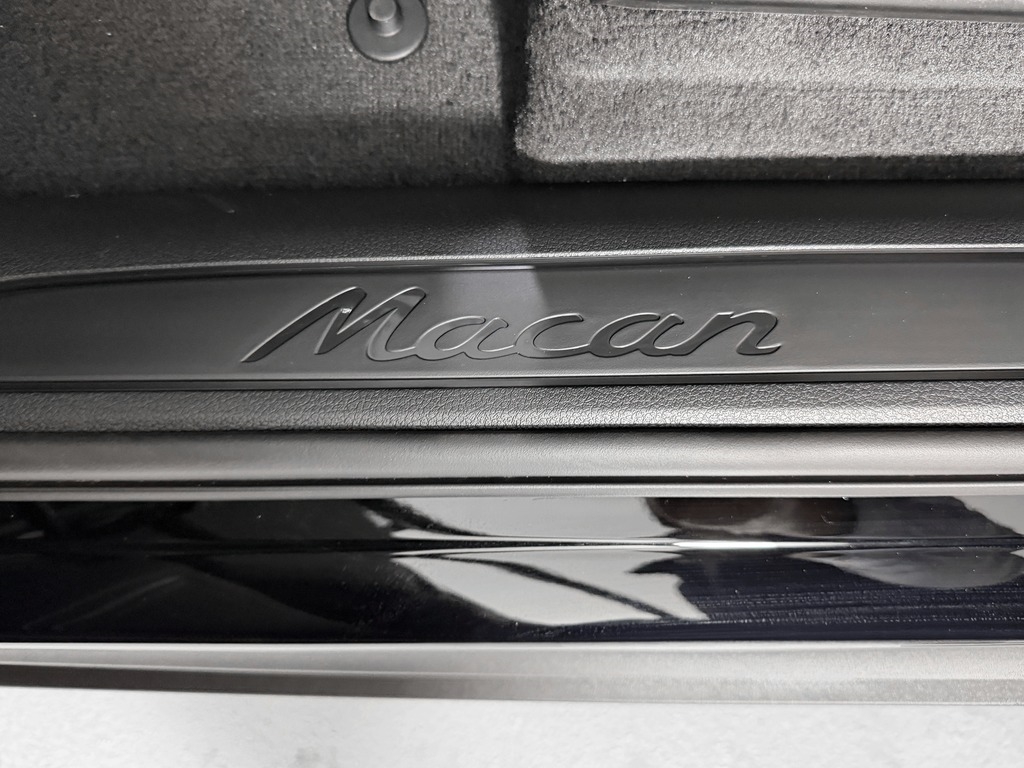 2026 Porsche Macan T - Photo 10
