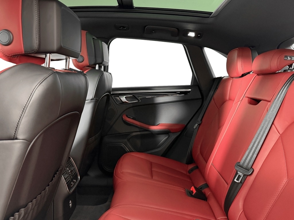 2026 Porsche Macan T - Photo 11