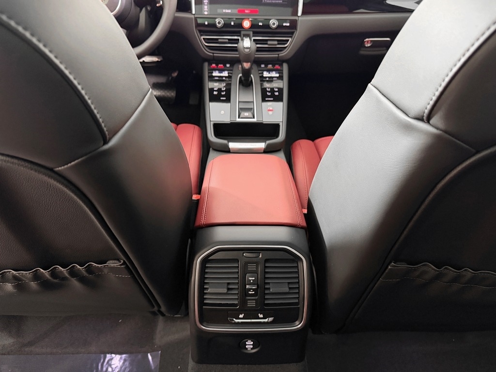 2026 Porsche Macan T - Photo 12