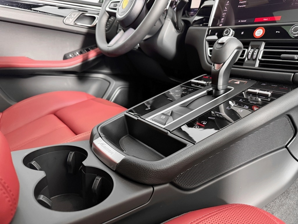 2026 Porsche Macan T - Photo 23