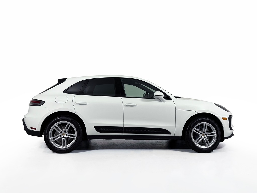 2026 Porsche Macan T - Photo 8