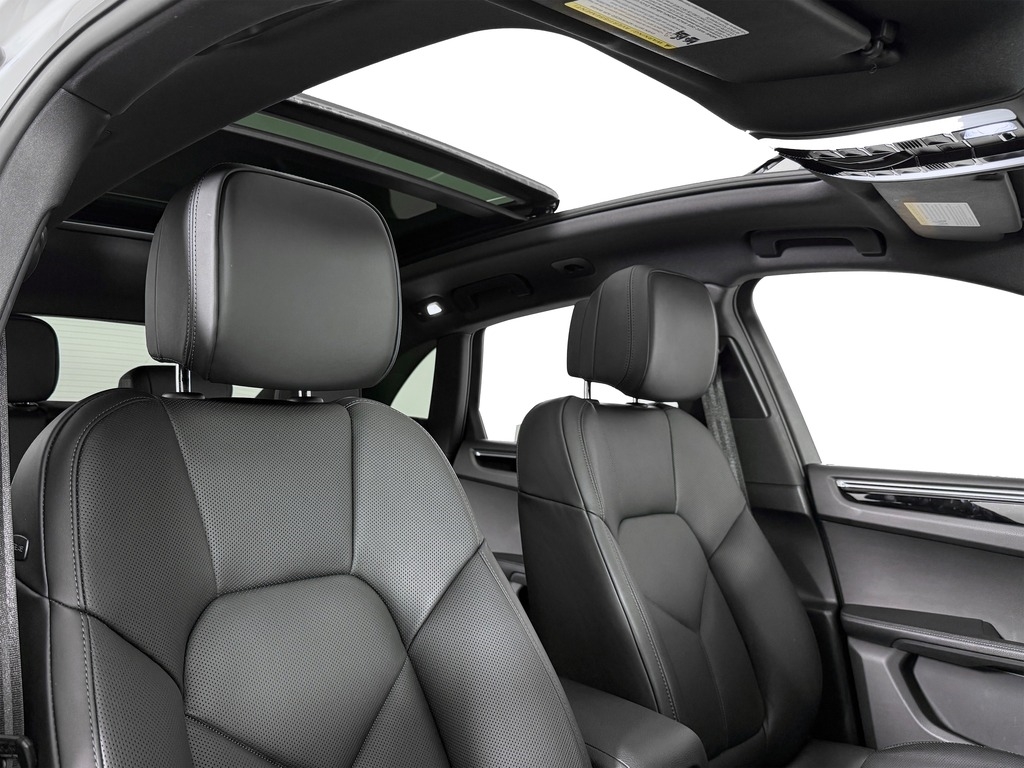 2026 Porsche Macan T - Photo 14