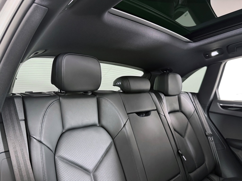 2026 Porsche Macan T - Photo 16