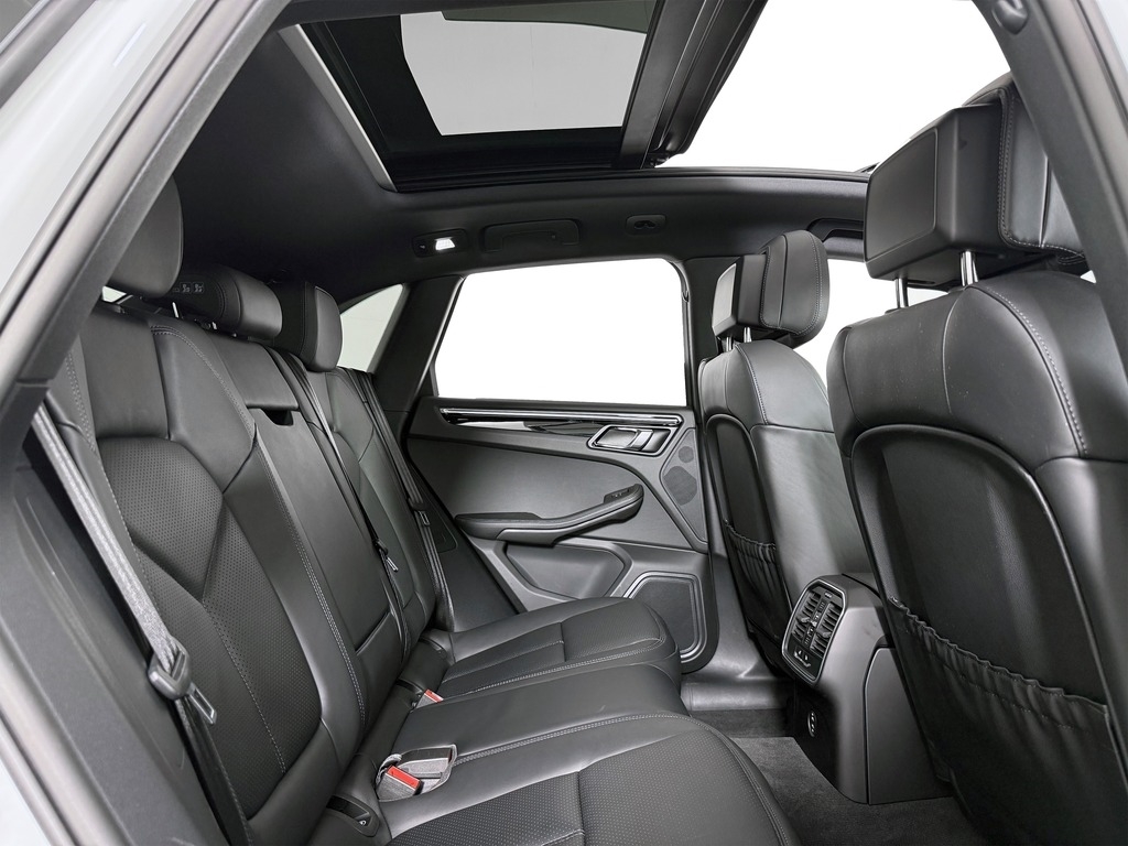 2026 Porsche Macan T - Photo 17