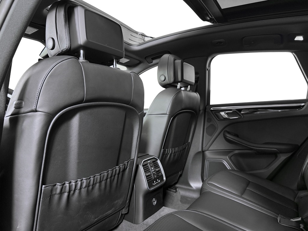 2026 Porsche Macan T - Photo 18