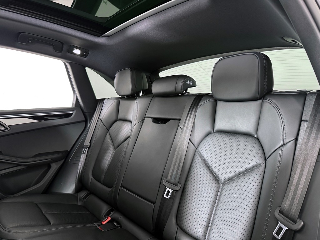 2026 Porsche Macan T - Photo 19