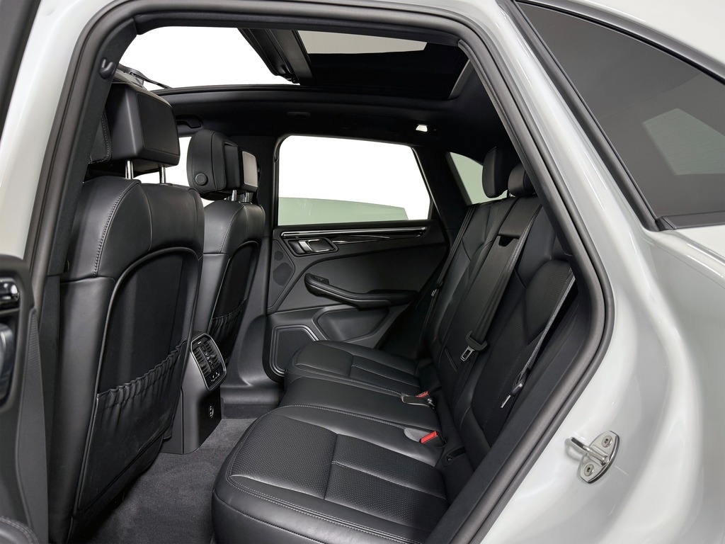 2026 Porsche Macan T - Photo 20