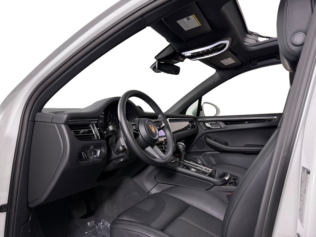 2026 Porsche Macan T - Photo 24