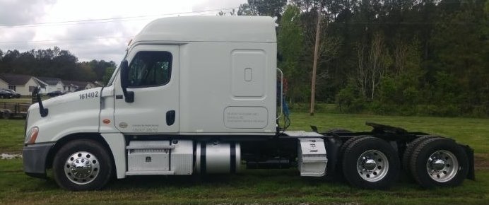 2015 Freightliner FLGF4127 Sleeper Semi Tractor