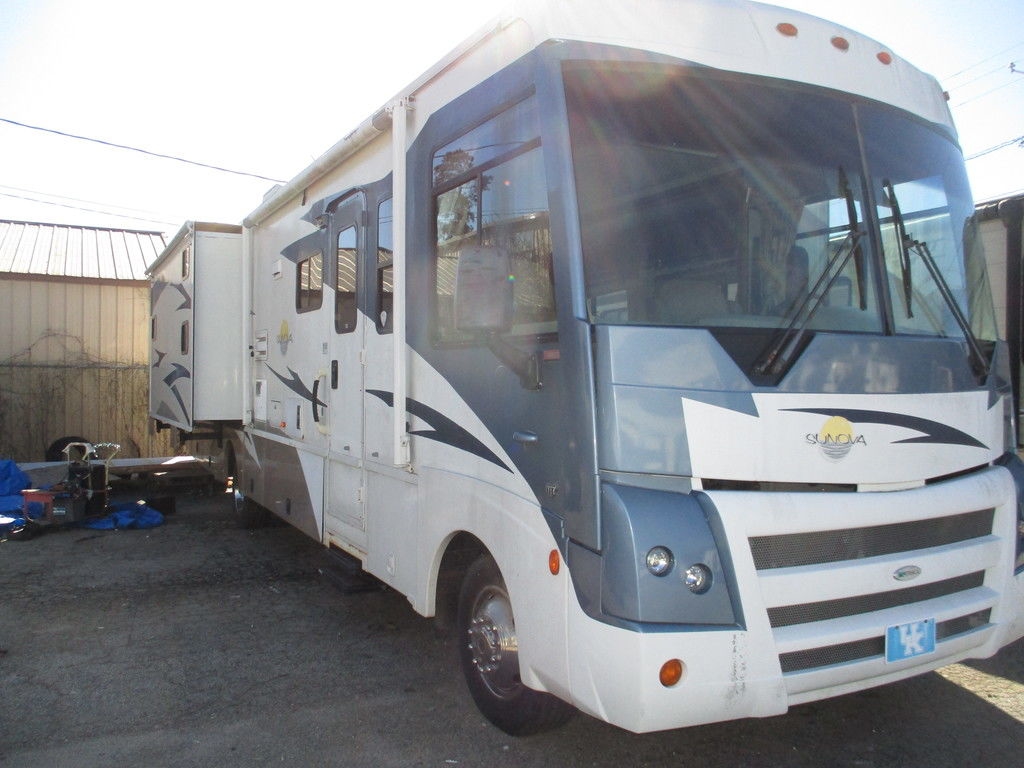 2008 Winnebago Sunova