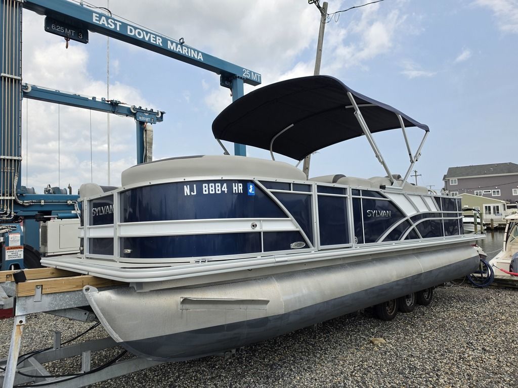 2022 Sylvan L-3 Party Fish