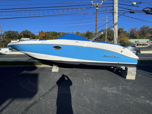 2016 Nauticstar 243 DC yacht for sale in
