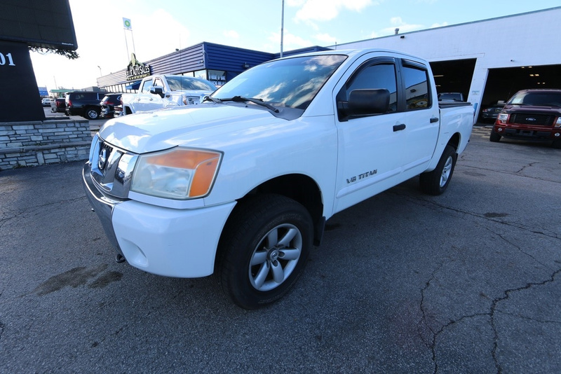 2009 Nissan Titan SE's photo