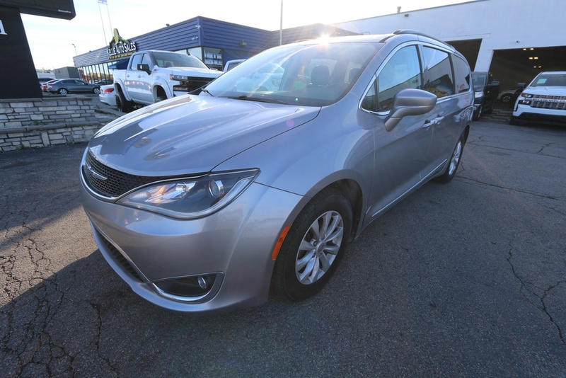 2017 Chrysler Pacifica Touring-L's photo