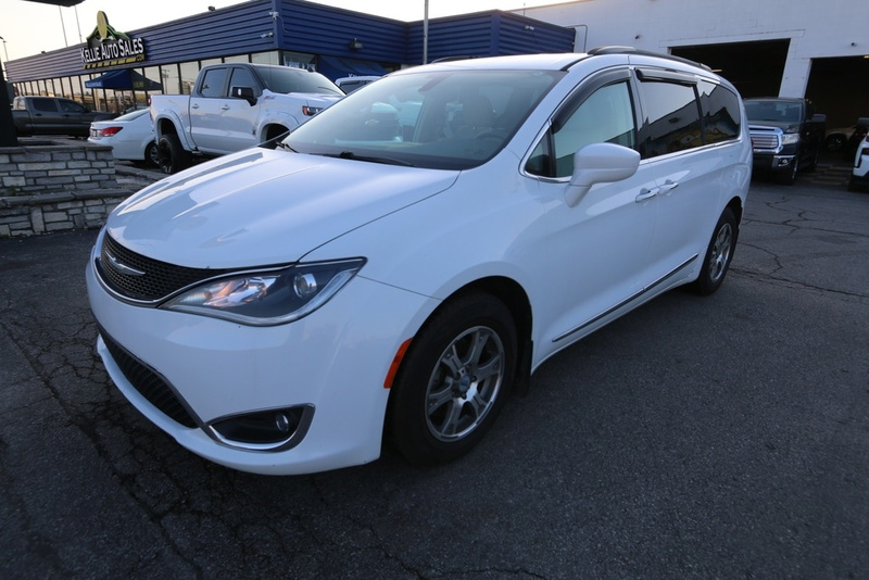 2017 Chrysler Pacifica Touring-L's photo