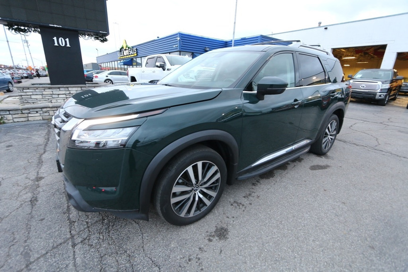 2022 Nissan Pathfinder Platinum's photo