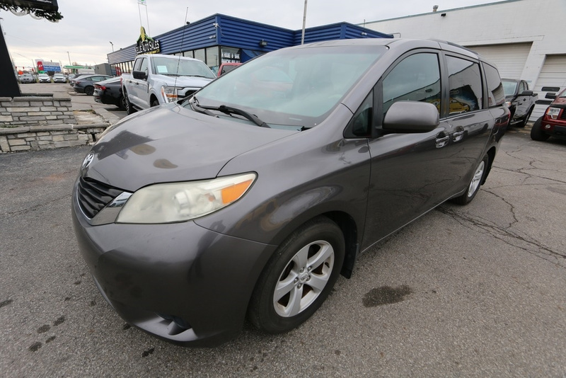 2011 Toyota Sienna LE's photo
