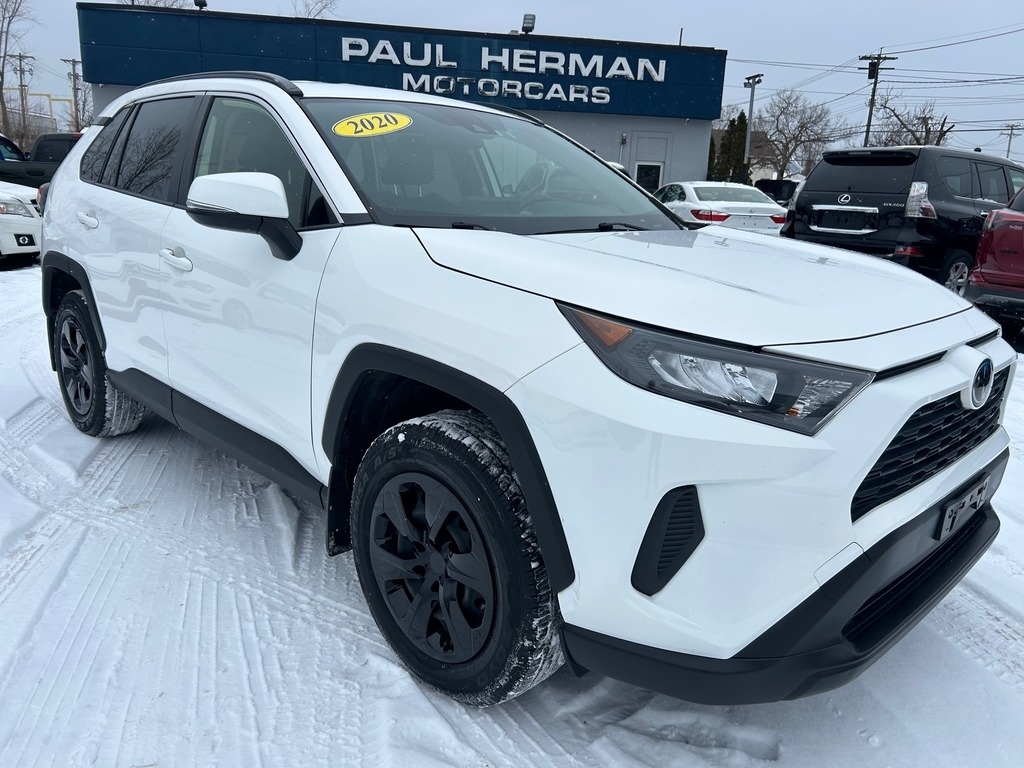 2020 Toyota RAV4 LE's photo