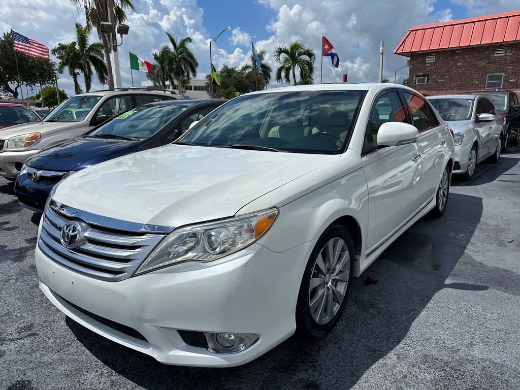 2011 Toyota Avalon Limited's photo
