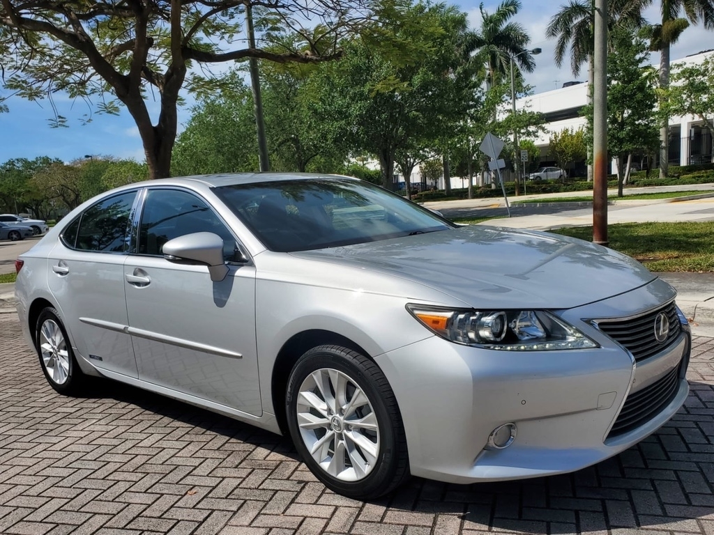 2013 Lexus ES 300h Hybrid Sedan