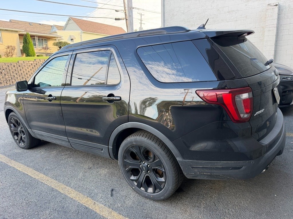 2019 Ford Explorer photo 2 of 5
