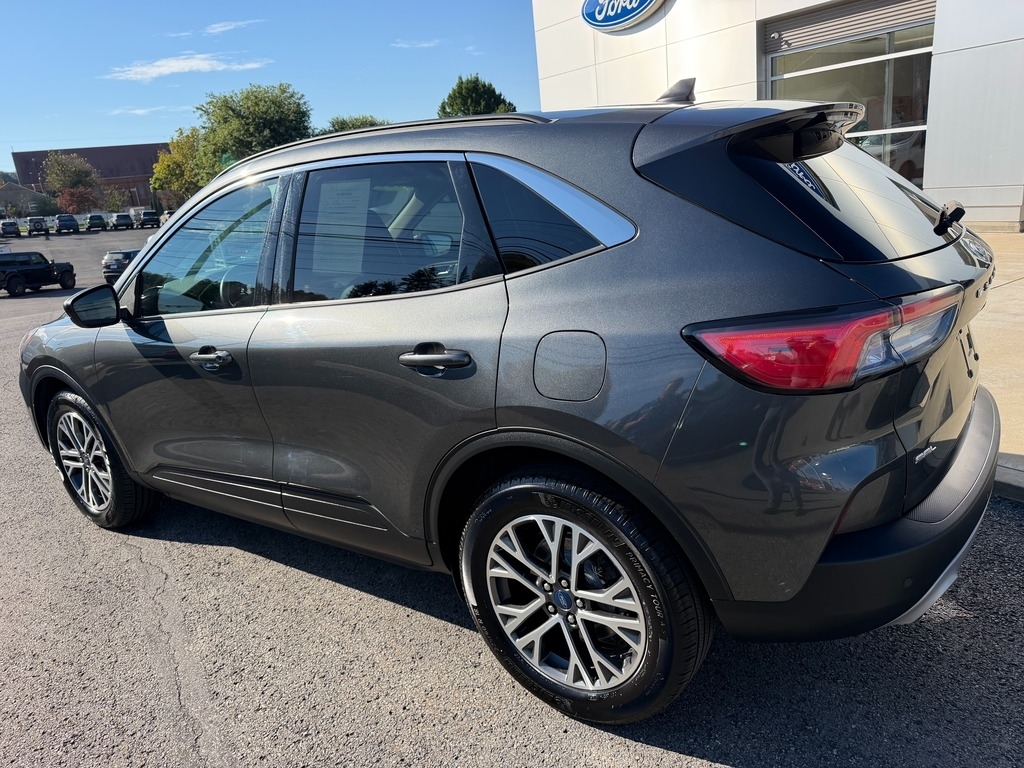 2020 Ford Escape photo 3 of 30