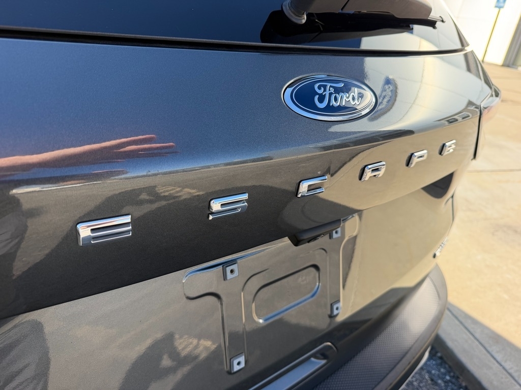 2020 Ford Escape photo 4 of 30
