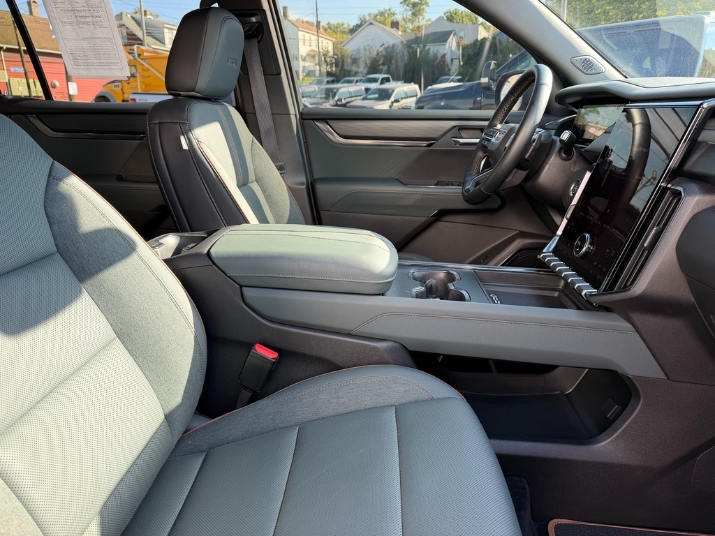 2025 GMC Acadia photo 9 of 30