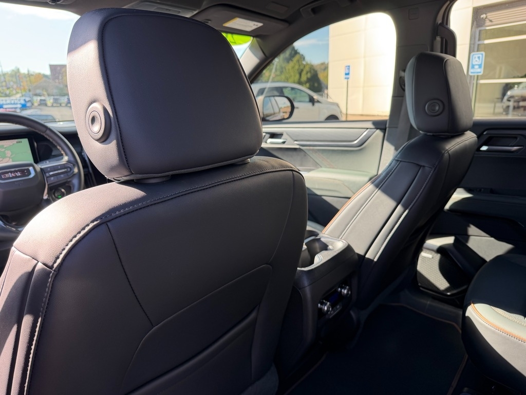2025 GMC Acadia photo 15 of 30