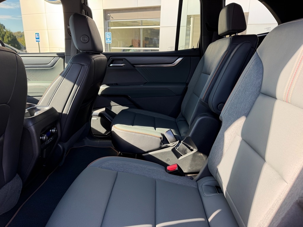 2025 GMC Acadia photo 16 of 30