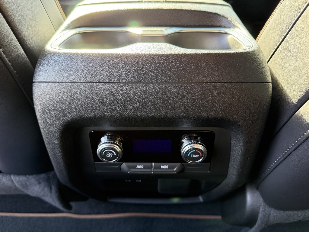 2025 GMC Acadia photo 18 of 30
