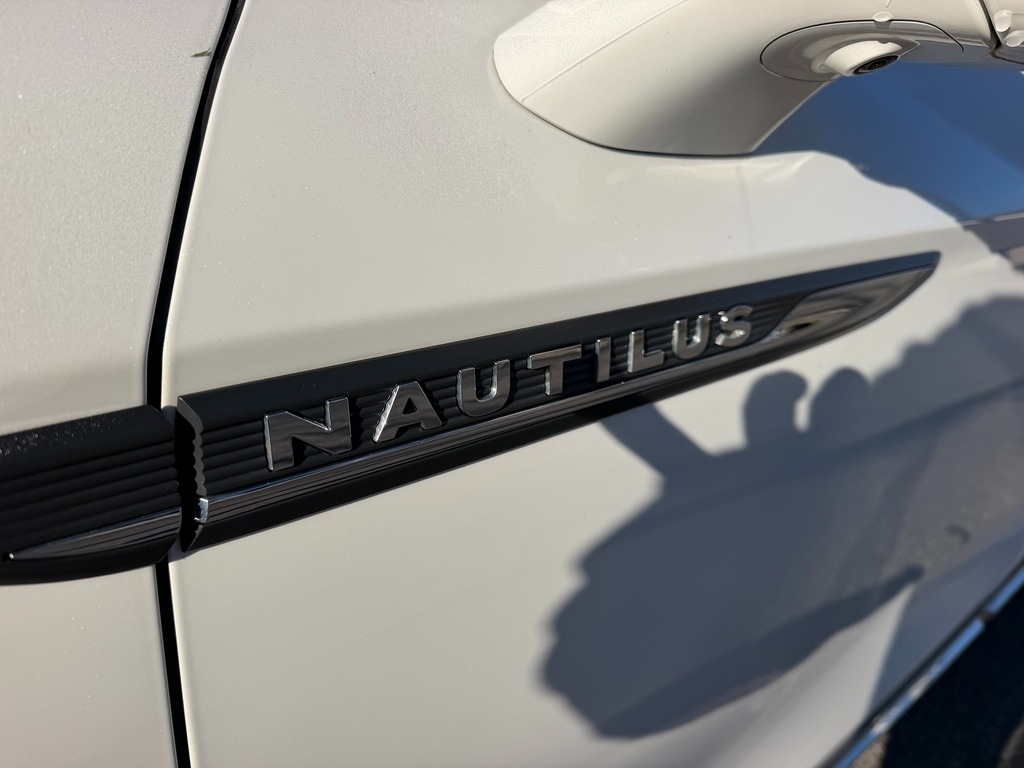 2020 Lincoln Nautilus photo 11 of 30