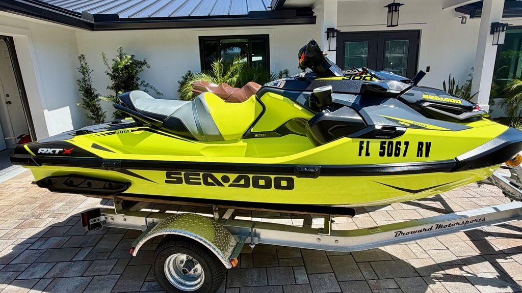 STATE OF ESCAPE ネオンイエロー Used 2019 Sea-Doo RXT-X 300 Neon Yellow And Lava Grey, Deerfield