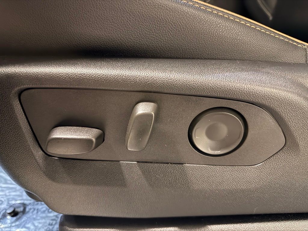 2024 GMC Yukon AT4 - Photo 17